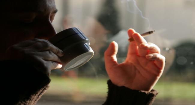 احذروا تناول السيجارة مع فنجان قهوة في الصباح