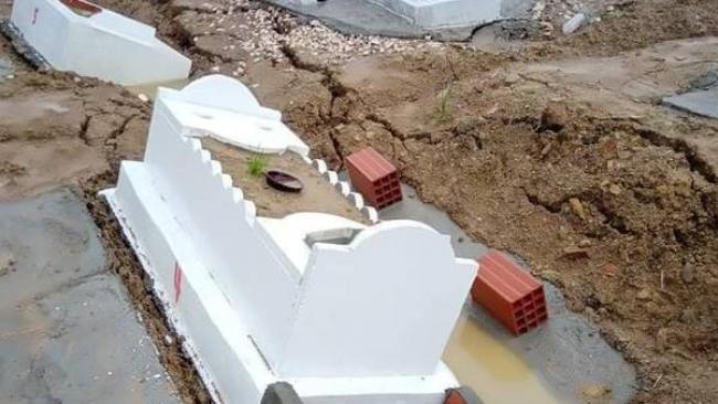 مياه السيلان تجرف واجهات قبور بمقبرة مخصصة للمصابين بكورونا في بنزرت