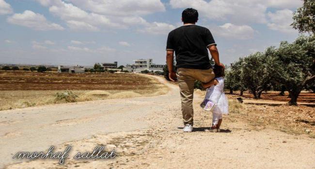 صورة من ادلب: “قف يا أبي فما خلقت كي تنكسر، الطريق ما زال طويلاً والحكاية لم تنتهِ بعد”
