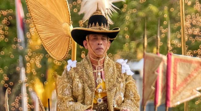 ملك تايلاند يعزل نفسه في فندق بجوار 20 امرأة
