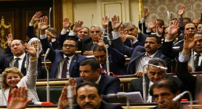 مجلس النواب المصري يوافق على التعديلات الدستورية التي تنص على تمديد الفترة الرئاسية الى 6 سنوات بأغلبية الأعضاء