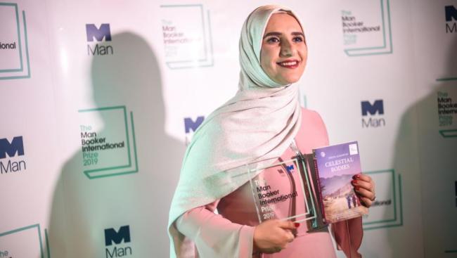 الروائية العمانية جوخة الحارثي.. أول شخصية عربية تفوز بجائزة “مان بوكر”