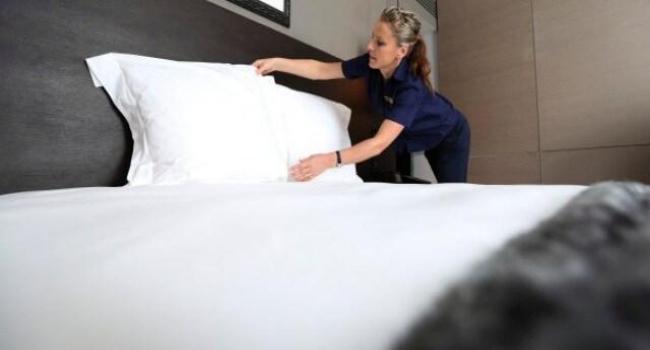 لماذا يغلب اللون الأبيض على أغطية الأسرَّة في الفنادق ؟