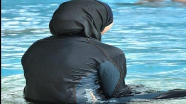 الكاتبة العامة لجامعة النزل: من حق النزل منع المحجبات من السباحة