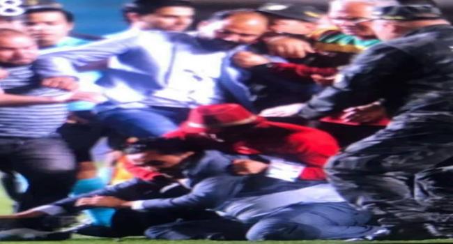 بالصورة : تعنيف أيمن شندول في ملعب رادس