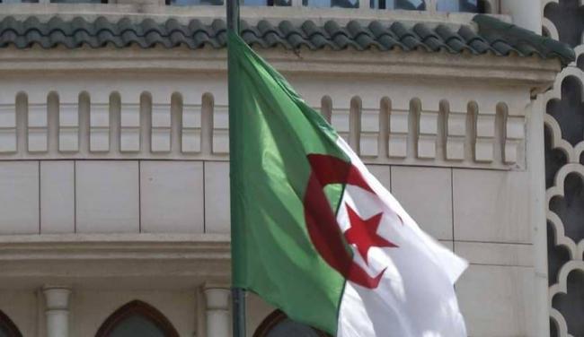 الجزائر تمنع 100 مسؤول ورجل أعمال من السفر إلى الخارج