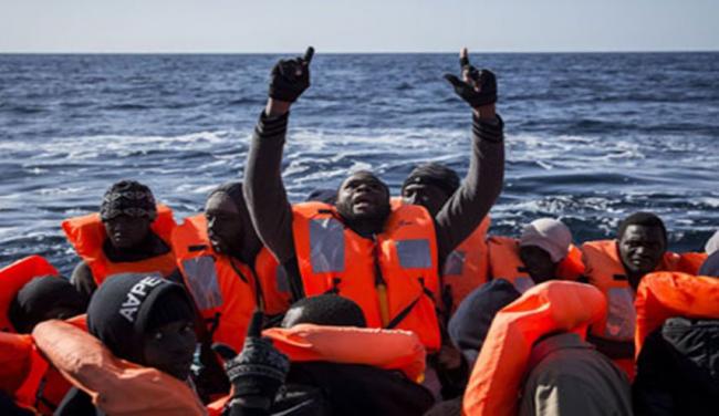 إنقاذ 90 مهاجرا قبالة ليبيا وسط تهديدات بالسلاح